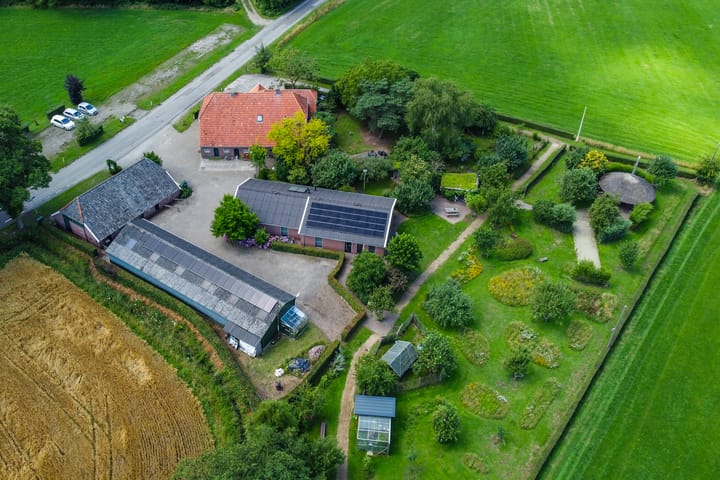Luchtfoto van het erf van Het Eshuis